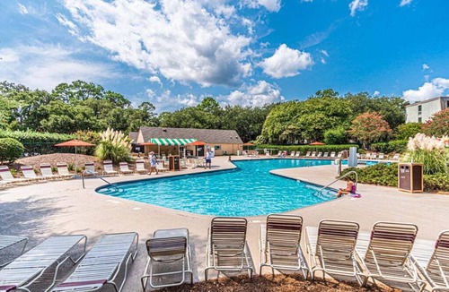 Harbour Town Condo | Steps to Harbour Town Lighthouse & Marina + 2BR + Pool Access