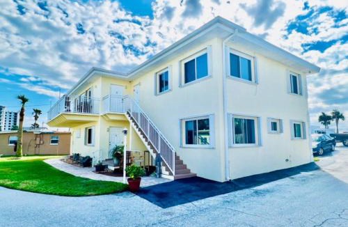 O'byrne Apartment | Steps to Private Beach Access King Beds