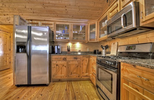 McCaysville Cabin | Stokes Haven | Pet Friendly | Hot Tub | Creek