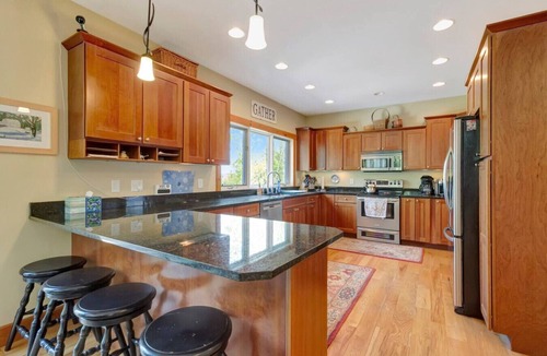 Stratton Mountain House | Stratton; 4 min! Luxury, Shuttle, King Beds, Hot Tub, 2 FP, large groups!