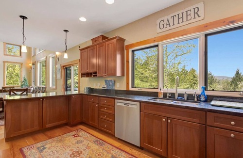 Stratton Mountain House | Stratton; 4 min! Luxury, Shuttle, King Beds, Hot Tub, 2 FP, large groups!