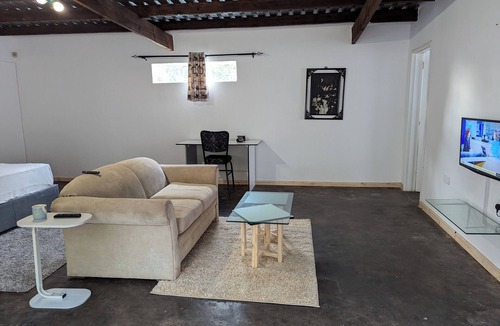 Greendale Apartment | Studio apartment in the leafy surburb of Greendale