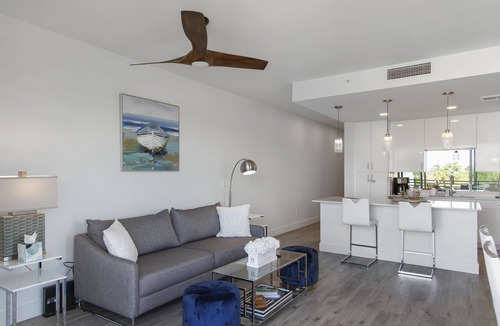 Central Sarasota Condo | Stylish 2/2 CORNER UNIT Pool View w/2 terraces 4th Floor