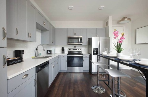Southtown Apartment | Stylish 2 BR w/Gym, Parking Near Rvrwalk & Dome