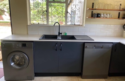 Greendale Apartment | Stylish 3-bedroom guesthouse in Greendale - 2336
