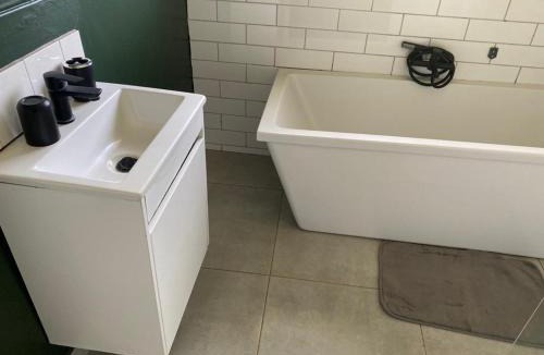 Greendale Apartment | Stylish 3-bedroom guesthouse in Greendale - 2336