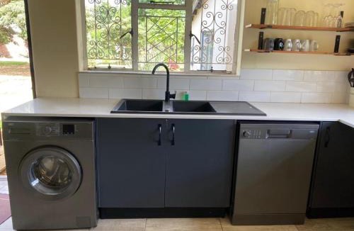 Greendale Apartment | Stylish 3-bedroom guesthouse in Greendale - 2336