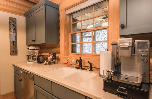 Zirconia House | Stylish 3BR Log Cabin w Fire Pit Near Trails