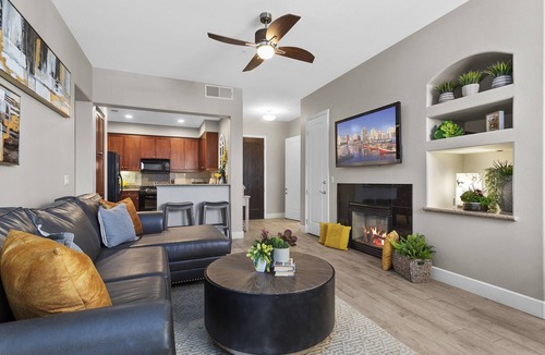 La Quinta Villa | Summer city escape into the quite Legacy Villa get-a-way. Poolside view, king bd