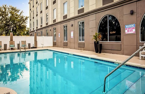 Orlando Hotel | Sunlit Orlando Hub Minutes from Airport w/Breakfast & Access to Pool | 3 Units
