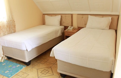 Livingstone Cabin | Sunset Junction Lodges & Tours