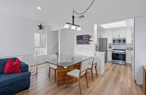 Huntington Beach House | The Americana w/AC, spa, bikes steps to the sand
