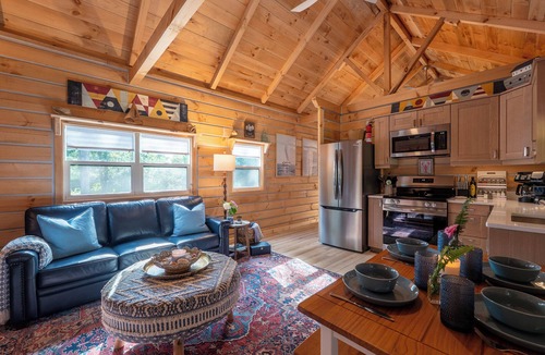Akin Cabin | "The Boathouse" Luxury Tiny House close to Oasis sports complex!