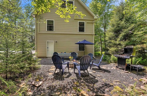 Pocono Lake House | The Cozy Owl – 3-Level Cabin Near Arrowhead Lake w/Fireplace & Firepit