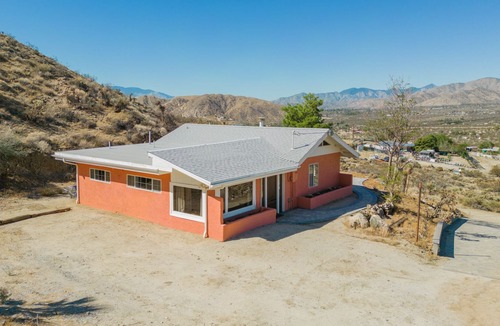 Morongo Valley Cabin | The Desert Lookout - Amazing Views - Private hike - Central