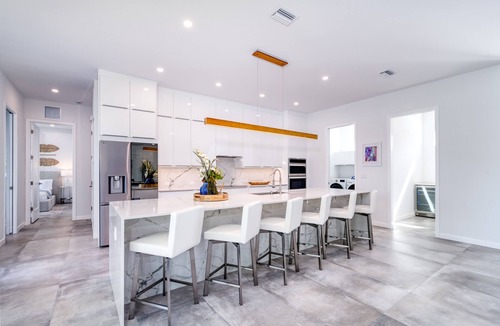 Arlington Park House | The Palace on Clematis – Vacation Home with Large Pool, Fire Pit & Great Location