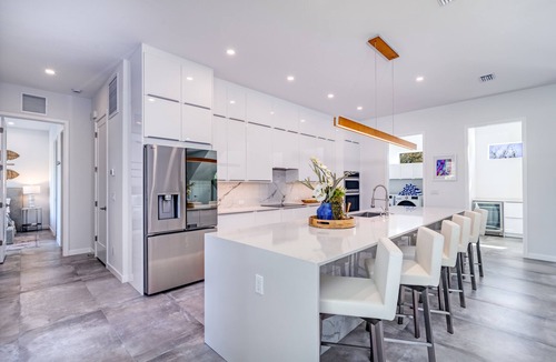 Arlington Park House | The Palace on Clematis – Vacation Home with Large Pool, Fire Pit & Great Location