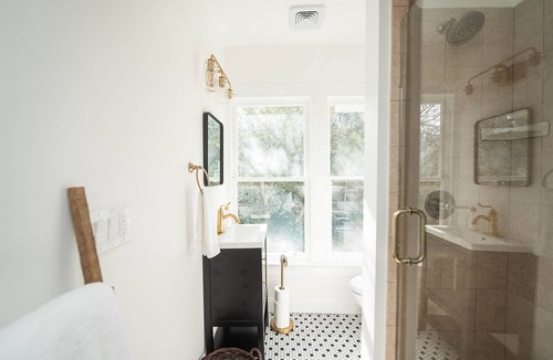 Cocoa Bed & Breakfast | The Palm Room in Private Ensuite in Boutique B&B, The Parrish Grove Inn