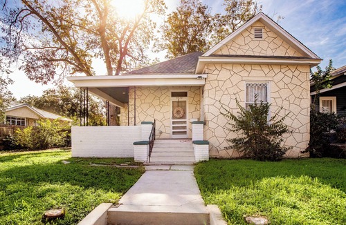 Eastside Promise Neighborhood Cottage | This cozy, historic cottage allows you to embrace history and urban living.