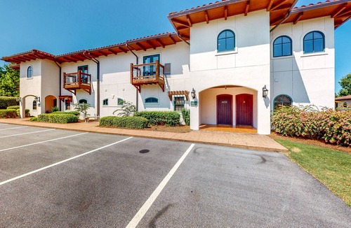 Eatonton Condo | Top-Floor Lake Oconee Condo with Fairway-View Balcony, Grill - Full Kitchen