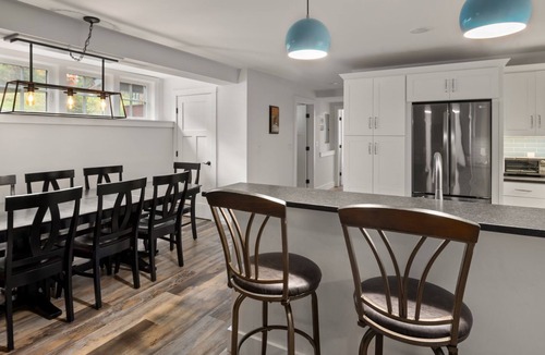 Warren Condo | Tranquil Farmhouse Condo w/Hot Tub + Dog-Friendly