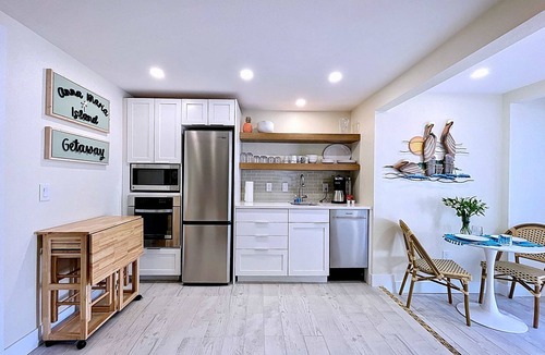 Bradenton Beach Condo | Tropical Crtyd Steps to Beach & Bridge St