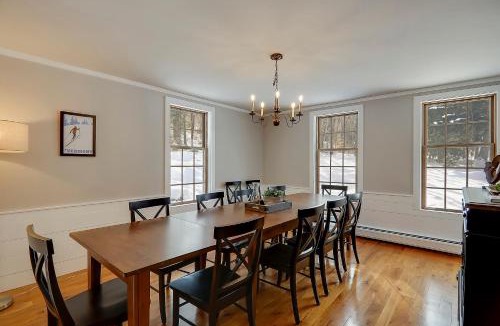 Moscow House | Two Chimneys: 5 br, a/c, fireplace, deck & hot tub, firepit, garage!