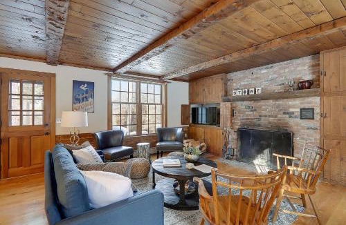 Moscow House | Two Chimneys: 5 br, a/c, fireplace, deck & hot tub, firepit, garage!