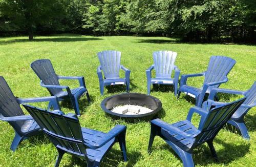 Moscow House | Two Chimneys: 5 br, a/c, fireplace, deck & hot tub, firepit, garage!