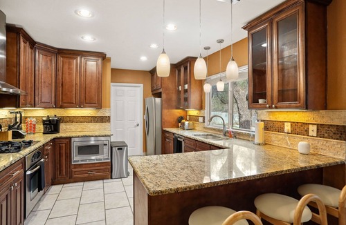 Whispering Oaks House | Ultimate Retreat 5-bed, Pool, Hot Tub, Mini Golf, Game Room, Playground and More