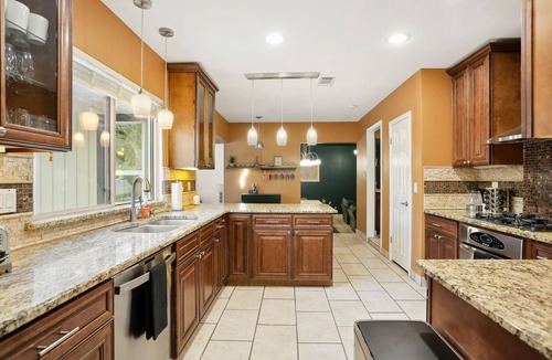 Whispering Oaks House | Ultimate Retreat 5-bed, Pool, Hot Tub, Mini Golf, Game Room, Playground and More