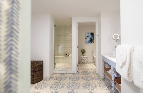 Florida Center Hotel | Universal's Loews Sapphire Falls Resort