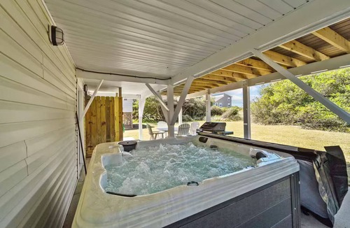 Sea Scape Cottage | Updated, EV Plug, Hot Tub & Dog Friendly