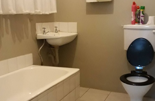 Harare Apartment | Upscale and Urban Warm Tasteful 1 Bed Apartment.