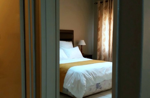 Harare Apartment | Upscale and Urban Warm Tasteful 1 Bed Apartment.