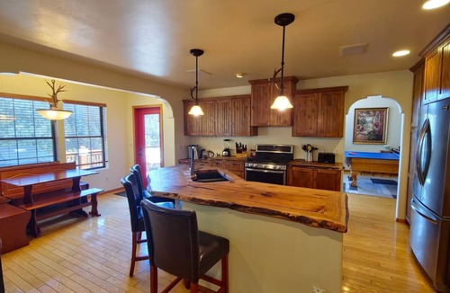 Kachina Village Cabin | Upscale Family Mountain Cabin ~Deck w/views + Fire Table ~Game Room