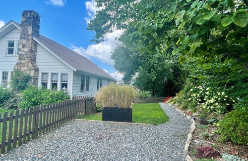 Mars Hill House | Valley View - In Town - Guest Suite