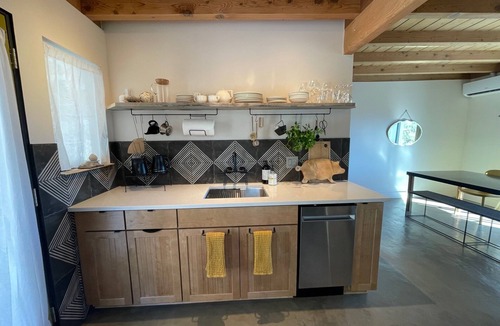 Morongo Valley House | Verdin's Nest- Romantic w/Hot Tub Under the Stars!