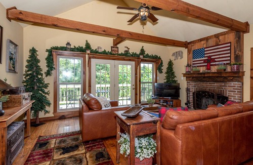 Townsend Cottage | Very clean mountain retreat with Mountain View, Wi-Fi, Jacuzzi, FREE POOL ACCESS
