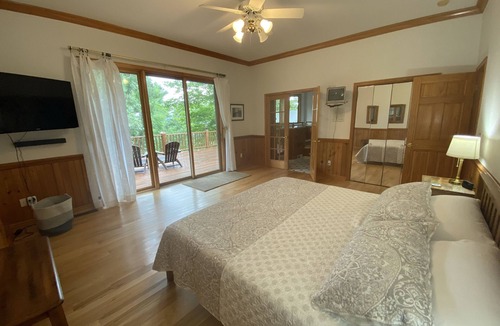 Almond House | Views, hot tub, spacious 3Bd, 3Ba w Tesla Charger
