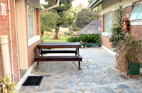 Bulawayo Apartment | Villa Thabiso Deluxe room with pool access - 2171