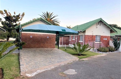 Bulawayo Apartment | Villa Thabiso twin bed with pool access - 2087