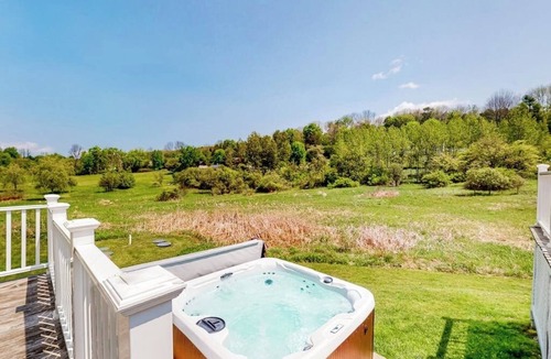 Waterbury Center Apartment | Vintage farmhouse studio with on-site hot tub - near year-round recreation