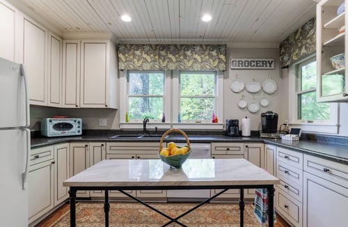 Saluda House | Walk to Main St Saluda*Outdoor Games* Pet Friendly*