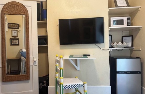 Downtown Apartment | Walk to Palafox Restaurants and Events!Close to Beaches and NAS.