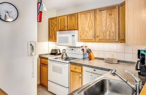 Warren Condo | Welcoming Condo with Shared Pools, Easy Access to Golf & Slopes