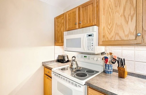 Warren Condo | Welcoming Condo with Shared Pools, Easy Access to Golf & Slopes