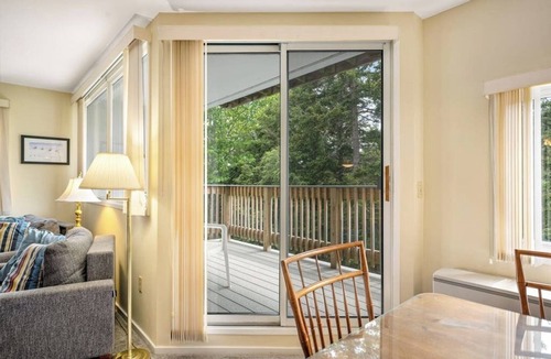 Warren Condo | Welcoming Condo with Shared Pools, Easy Access to Golf & Slopes