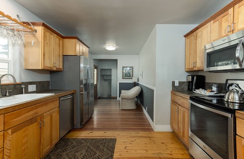 River West House | West Side Gem │King Beds │Walk Everywhere │Hot Tub │Large Living Spaces