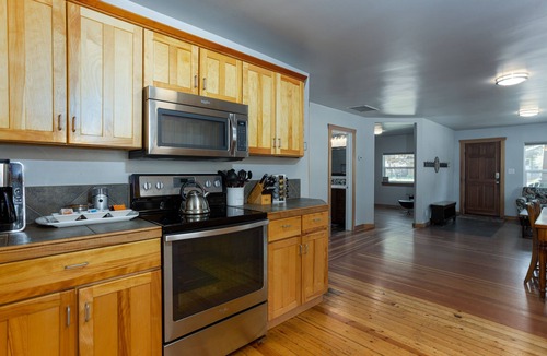 River West House | West Side Gem │King Beds │Walk Everywhere │Hot Tub │Large Living Spaces